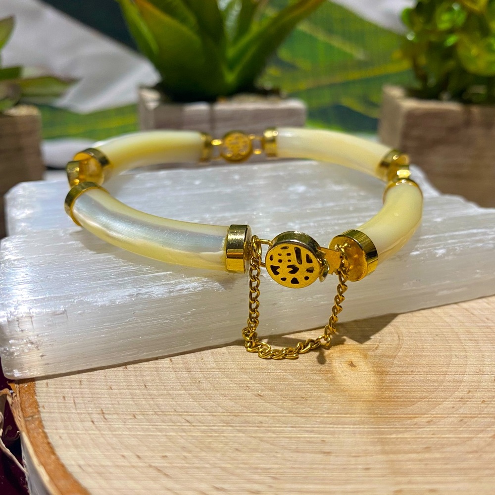 Vintage Chinese Mother of Pearl Gt Bracelet ☺️✨💛